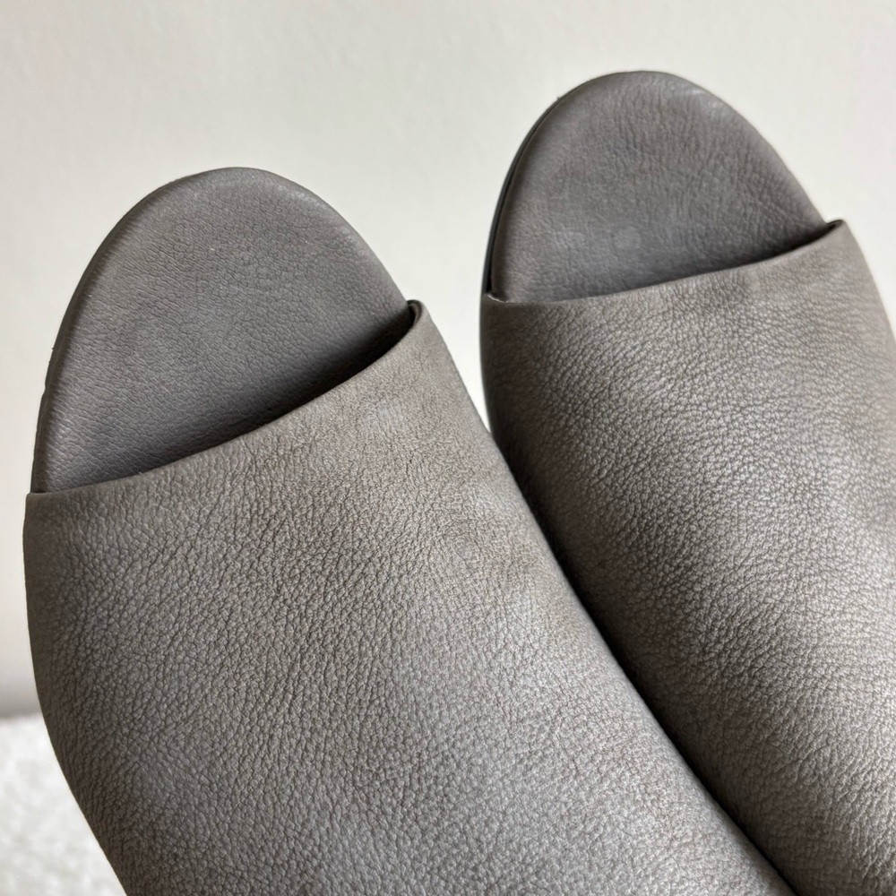 Eileen Fisher Gray Peep-Toe Heeled Sandals Sz 10 - Picture 13 of 14